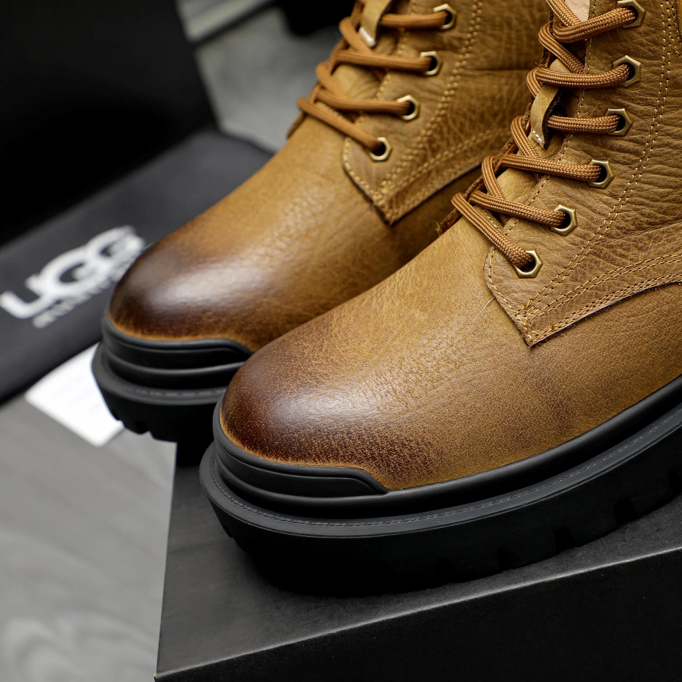 P620 Product trademark: "UGG" Gaobang men's shoes Regular size: 39-44 Product materials: Selected color-brushed cowhide upper, wool lining, original outsole